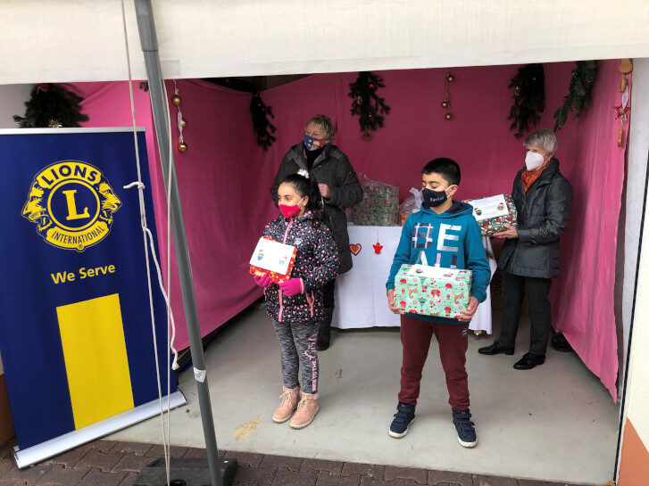 Tafel Rimbach und Lions Club Rimbach teilen Geschenke für Kinder aus. Foto: UWS