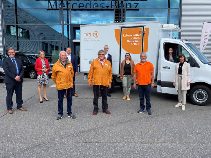 Vor dem neuen Kühllaster stehen folgende Personen (von links nach rechts): Holger Schmitt (Bürgermeister Gemeinde Rimbach), Andrea Helm (Stiftungsmanagerin Sparkassenstiftung Starkenburg), Reiner Knapp (Ehrenamtlicher Fahrer Tafel Rimbach), Jürgen Schüdde (Vorsitzender des Stiftungsvorstands Sparkassenstiftung Starkenburg), Hans-Georg Raven (Ehrenamtlicher Teamleiter Logistik Tafel Rimbach), Carsten Jaroszynski (Beauftragter für Mitarbeiter und Soziales der Lidl-Regionalgesellschaft Wöllstein), Jutta Weller (Stellvertretende Leiterin Diakonisches Werk Bergstraße), Manfred Wöhlert (Ehrenamtlicher Fahrer Tafel Rimbach), Melanie Lanz (Verkaufsleiterin Transporter und Vans, Nutzfahrzeug Daimler Truck AG Nutzfahrzeugzentrum), Ute Weber-Schäfer (Tafelkoordinatorin Diakonisches Werk Bergstraße)