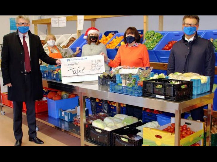 Die Raiffeisenbankvorstände Claus Diehlmann (l.) und Frank Ohl (r.) übergaben die Spende an Ilona Brunnengräber (v.l.), Ute Weber-Schäfer und Brigitte Harvey. © Stojan