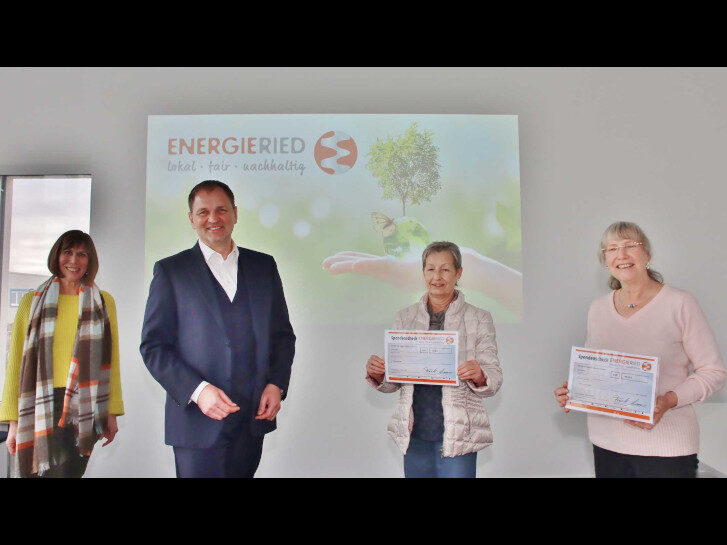 ENERGIERIED-Geschäftsführer Frank Kaus (2. Person von links) hatte mit den Spendenschecks bei der hauptamtlichen Tafelkoordinatorin Dr. Ute Weber-Schäfer (1. Person von links) und den beiden Tafel-Teamleiterinnen Maria Glaser (Bürstadt, 3. Person von links) und Gabriela Pietraß (Lampertheim, 4. Person von links) für ein Strahlen gesorgt. Die Tafel-Teamleiterinnen halten die sybolischen Spendenschecks in die Höhe.