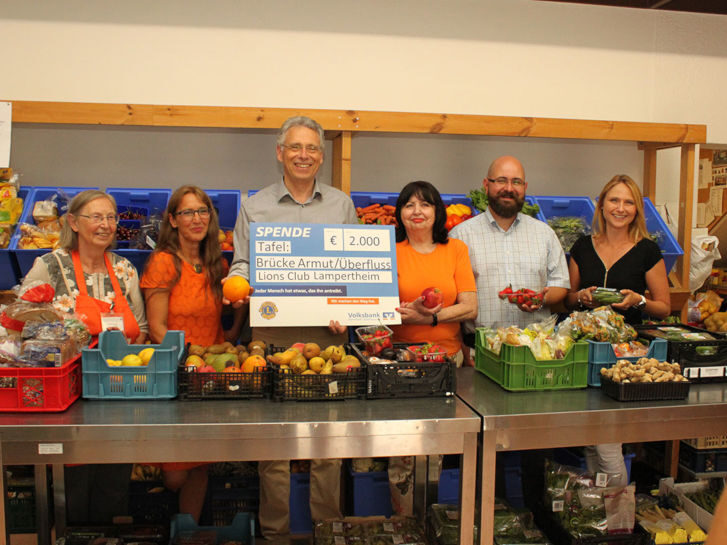 Der Lions Club Lampertheim übergab am Dienstag eine Spende an die Tafel Lampertheim – sehr zur Freude des Tafel-Teams. Foto: Nadine Schütz