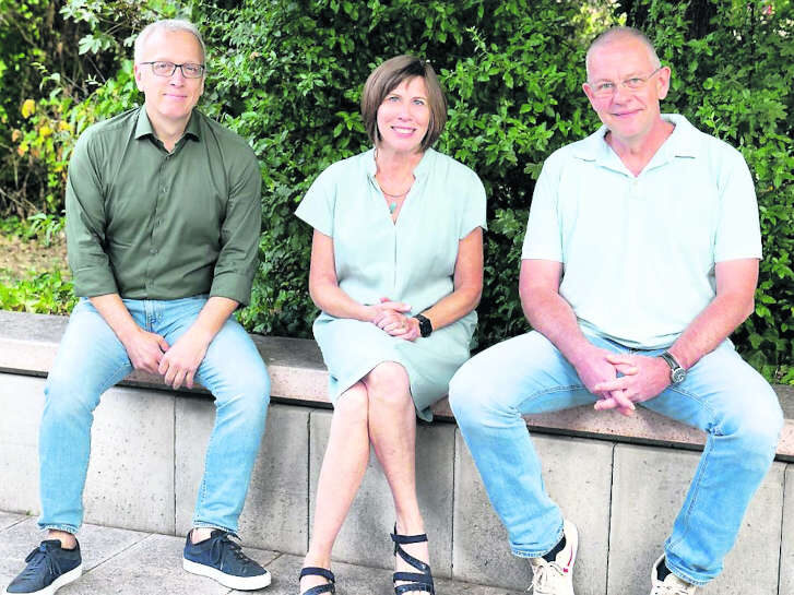 Dr. Klaus Keßler (KLiBA), Dr. Ute Weber-Schäfer, Tafelkoordinatorin Diakonisches Werk Bergstraße, und Stefan Dugeorge, Caritasverband Rhein-Neckar-Kreis, (von links) rufen zur Solidarität der Bevölkerung auf. Die steigenden Preise und Energiekosten treffen vor allem Menschen an der Armutsgrenze hart. Bild: Marco Schilling