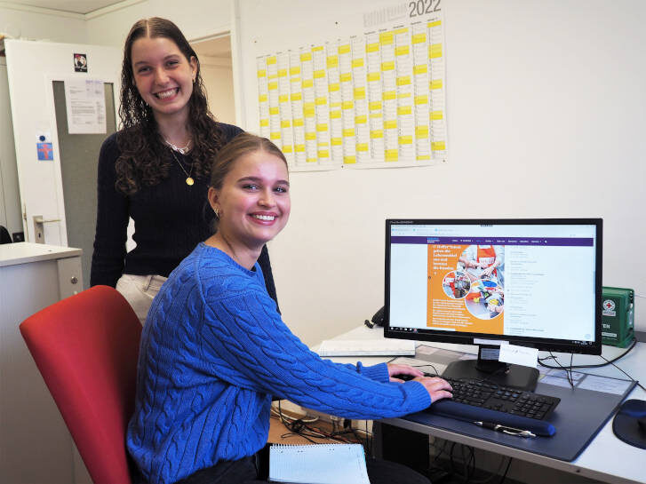 Helena Dalichau (l.) und Greta Drögemüller helfen der Tafel. © ROSI ISRAEL