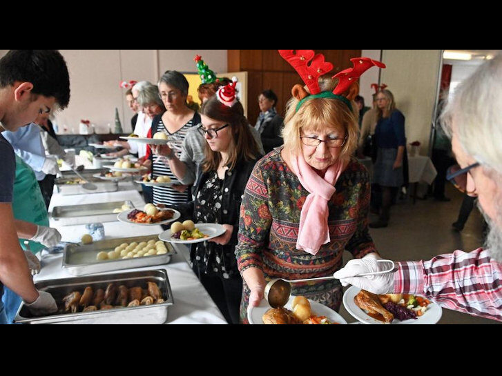 Bei der Weihnachtsfeier für wohnungslose und bedürftige Menschen im Gemeindesaal von Sankt Laurentius sorgten ehrenamtliche Helfer für reichhaltig gefüllte Teller, die an rund 180 Gäste verteilt wurden. Auf unserem Foto sind keine wohnungslosen und bedürftigen Menschen abgebildet. Foto: Lotz