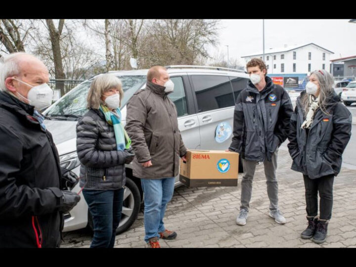 Der Verein Luftfahrt ohne Grenzen (links Felix Groh und Angelika Franke) übergab Sachspenden an den Förderverein Hilfen für Wohnungslose. Helmut Hörtler, Elke Ditter und Björn Metzgen-Meuer (v.l.) nahmen die Spenden entgegen.