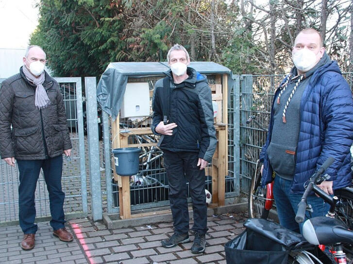 Dekan Arno Kreh (l.), Björn Metzgen (r.) und in der Mitte Andi, Tagesgast im Zentrum der Wohnungslosenhilfe.